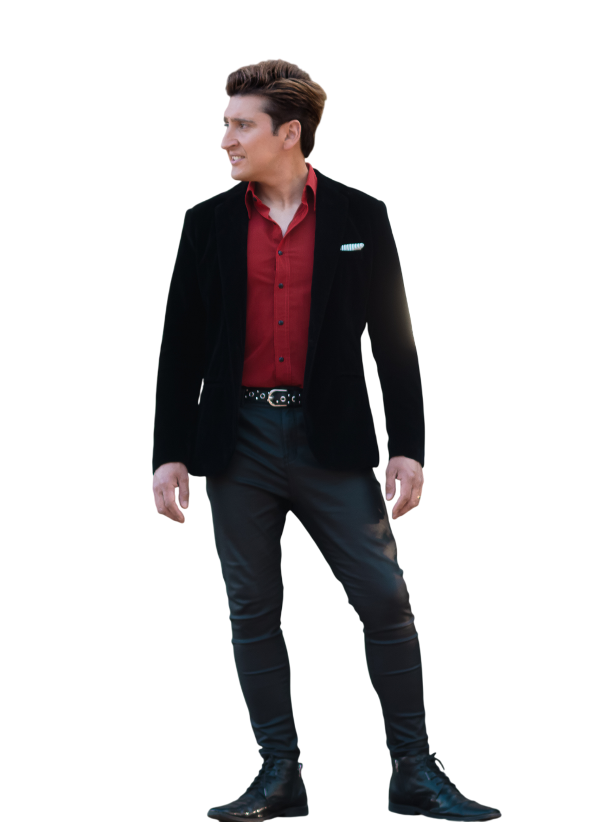 Jairo Quezada de perfil, con blazer negro de terciopelo y camisa roja