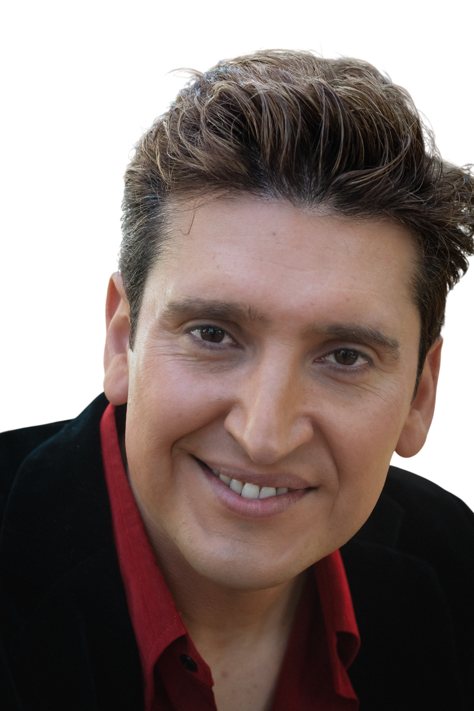 Retrato de cerca de Jairo Quezada sonriendo, con camisa roja y blazer negro