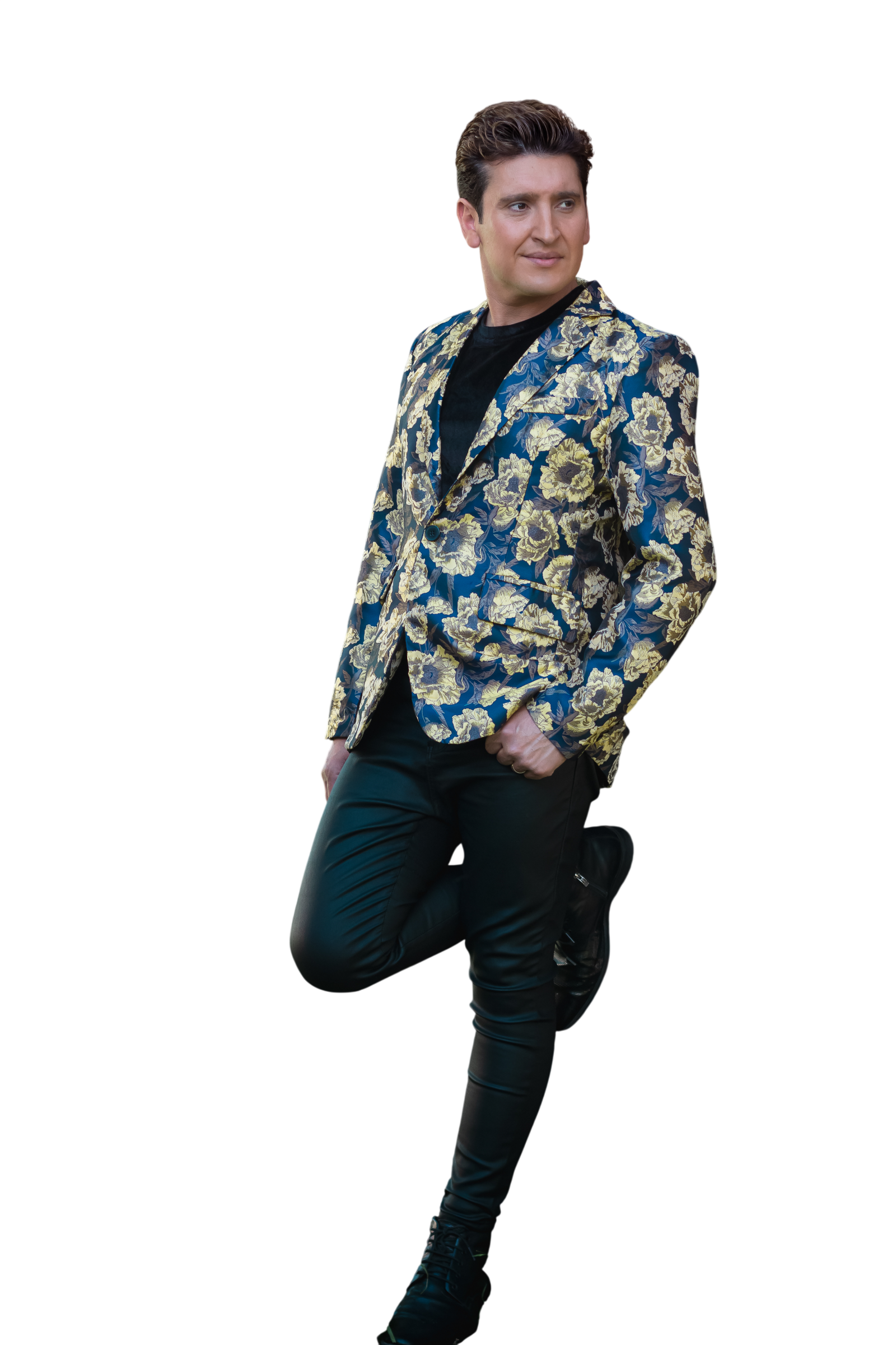 Jairo Quezada en pose relajada con blazer floral, apoyado sobre una pierna